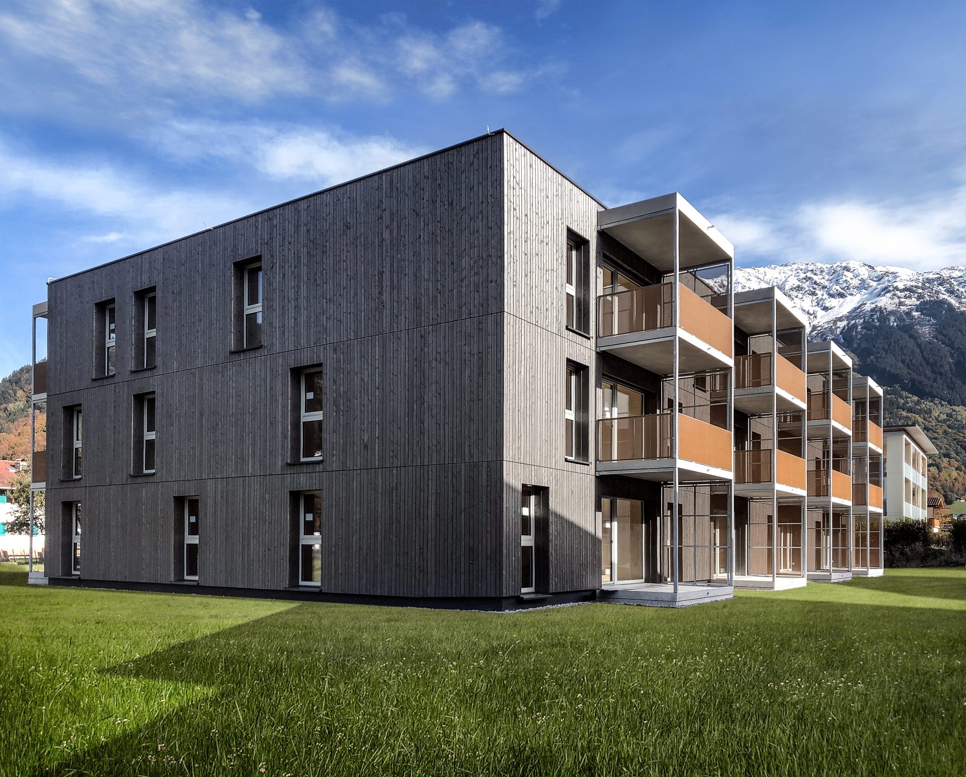 Außenansicht purelivin Projekt Auweg in Schruns mit Holzfassade