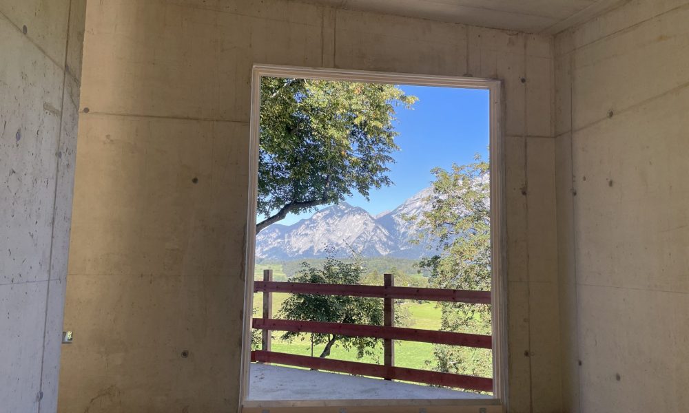 Baustelle, Blick durch Fenster auf Berge