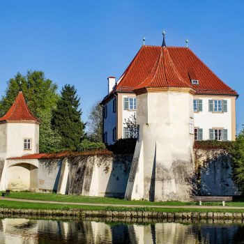 Schloss Blutenburg in München mit umgebenden Schlossgraben