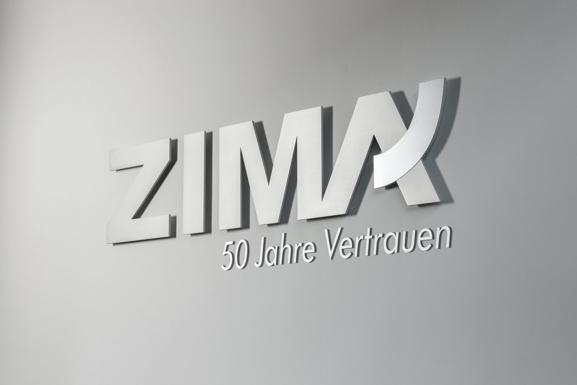 ZIMA Logo aus Metall