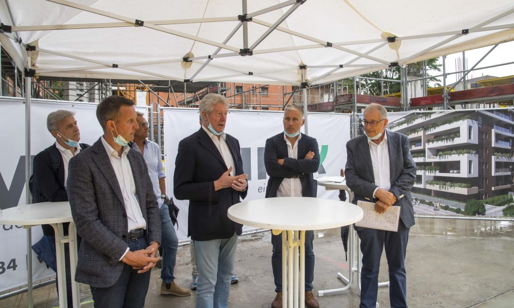 Vertreter der Stadt Bozen und von ZIMA beim Pressegespräch auf der Baustelle des ZIMA Projekts Leegtorweg in Bozen