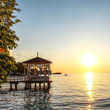Steg mit Pavillon auf Bodensee, Sonnenuntergang